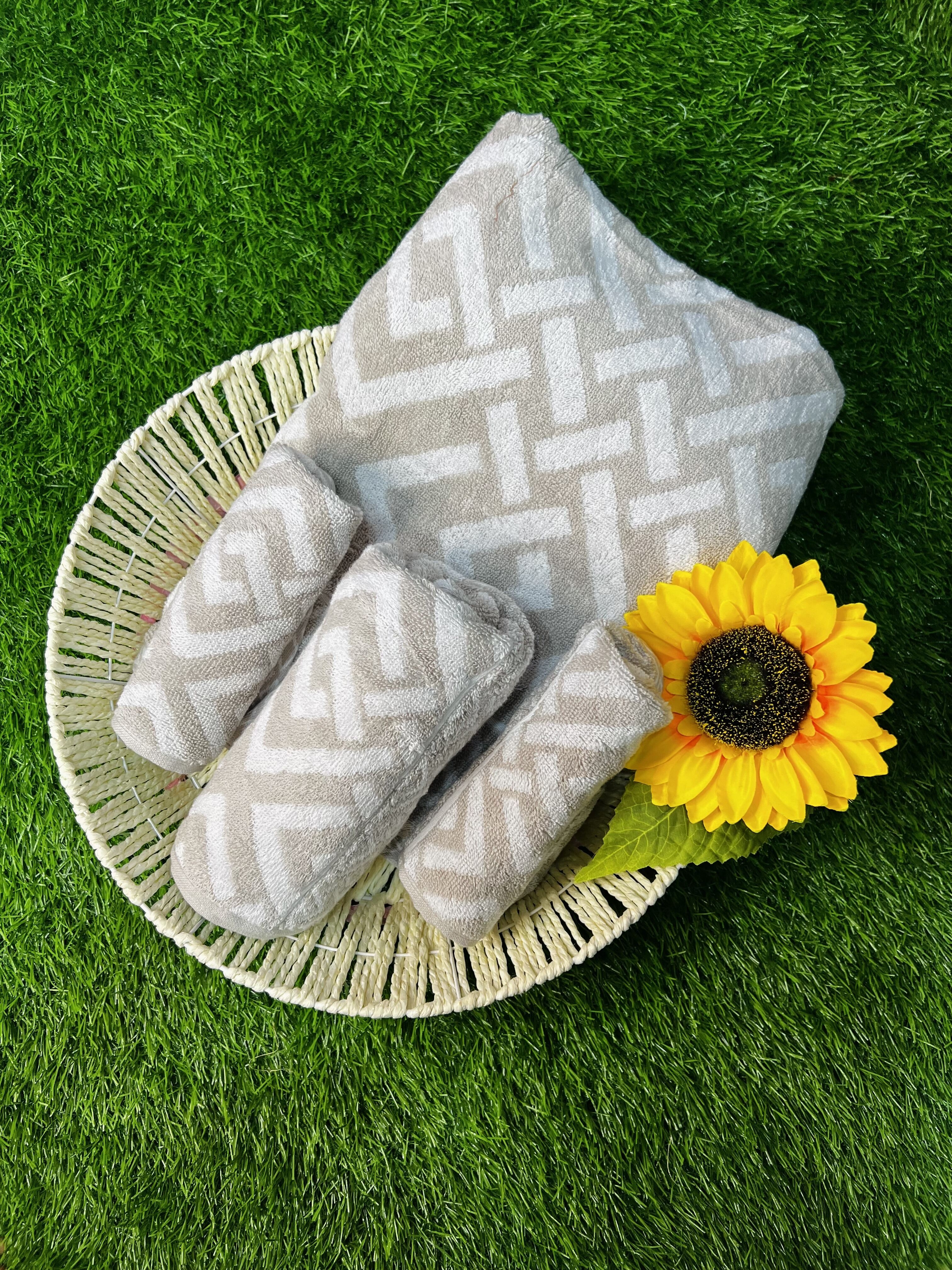 Boria Bistar | Super Soft Cotton ,Twisted Yarn, Reversible Bath Towel , 4 Piece Towel Set, 600 GSM undefined