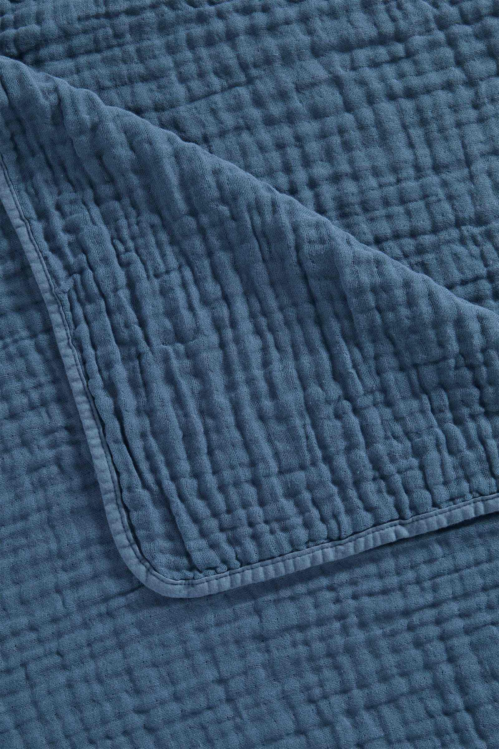 https://cdn.fynd.com/v2/falling-surf-7c8bb8/fyprod/wrkr/products/pictures/item/free/original/000000000493772399/E6uO1Nu75O0-000000000493772399_2.jpeg