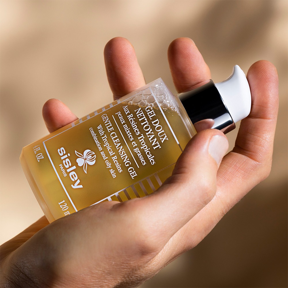 Gentle Cleansing Gel With Tropical Resins • 120ml