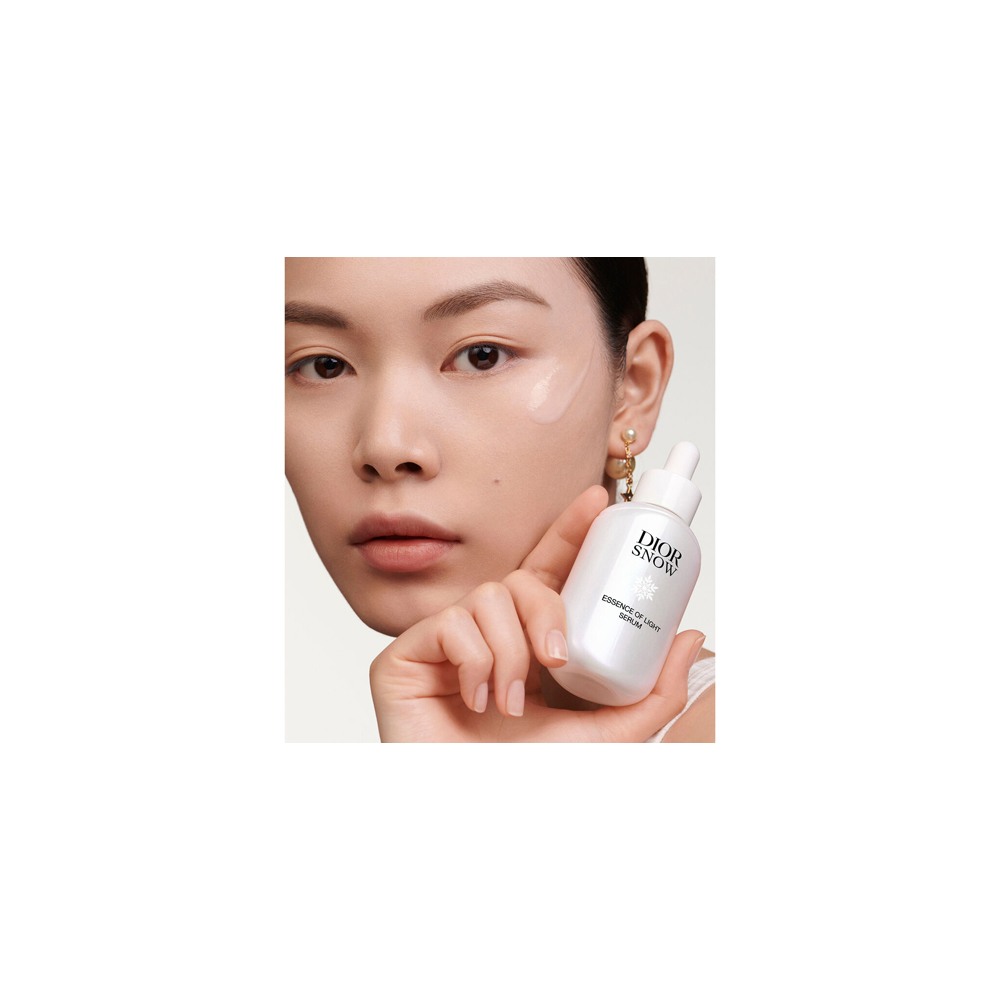美容液 Dior Snow Essence of Light Serum 50ml Dior Snow Essence of Light Serum: Brightening Serum | DIOR