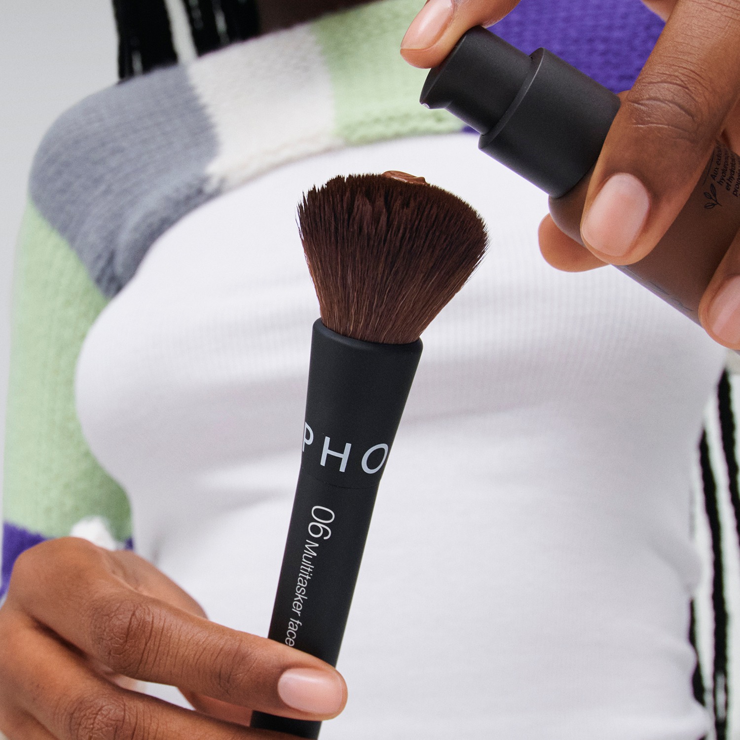 Essential Multitasker Face Brush 06 • 1pc