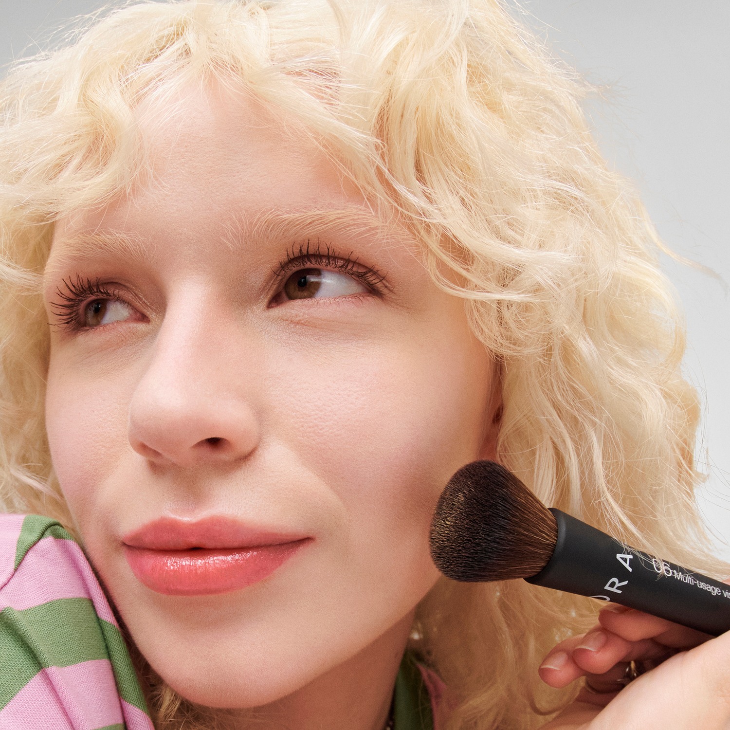 Essential Multitasker Face Brush 06 • 1pc