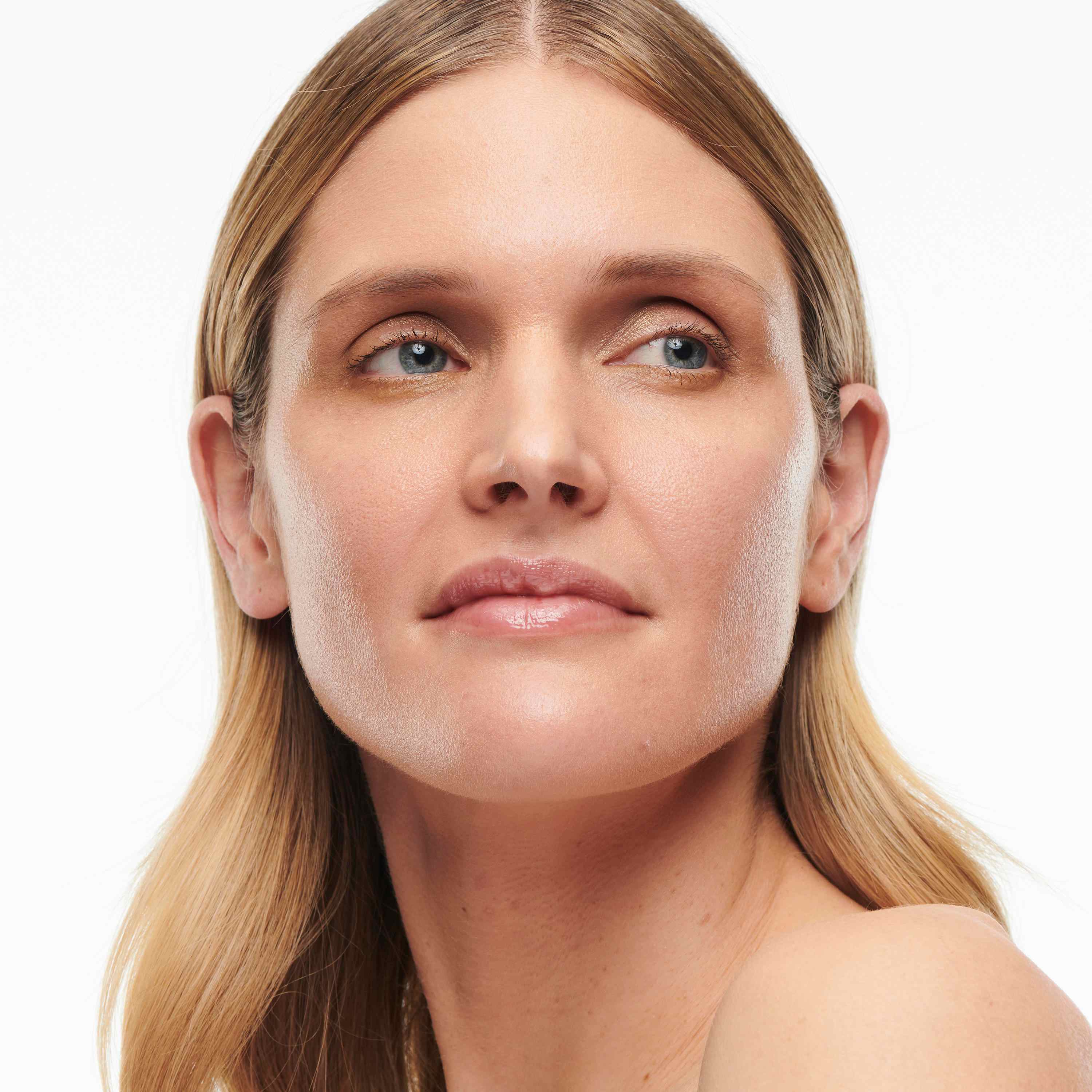 Studio Radiance Serum Powered Foundation • NC22