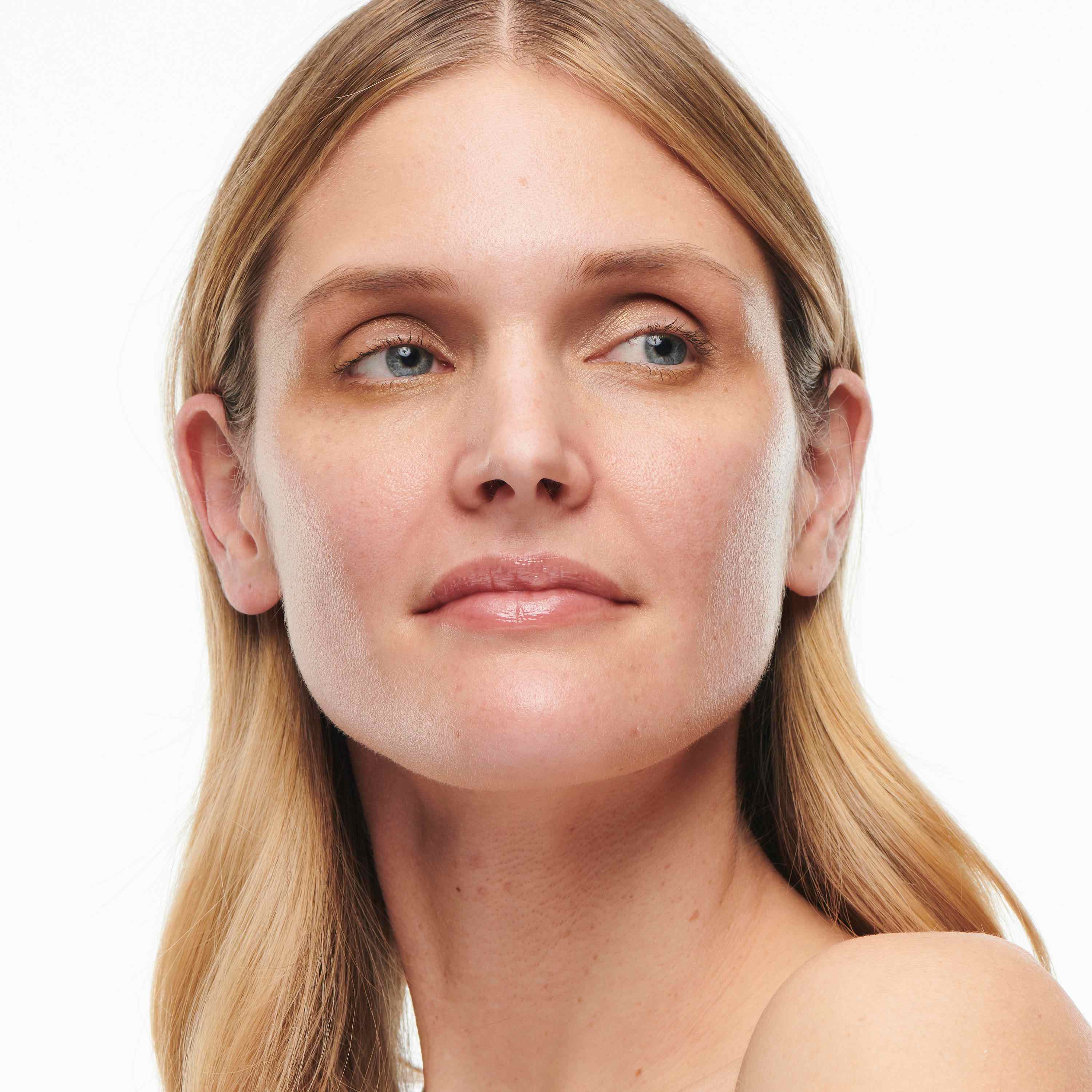 Studio Radiance Serum Powered Foundation • NC22