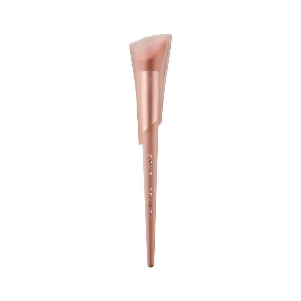 Cheek Hugging Highlighting Brush 120