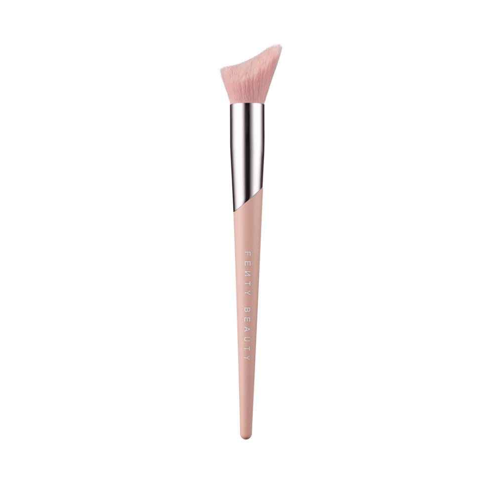 Cheek Hugging Highlighting Brush 120