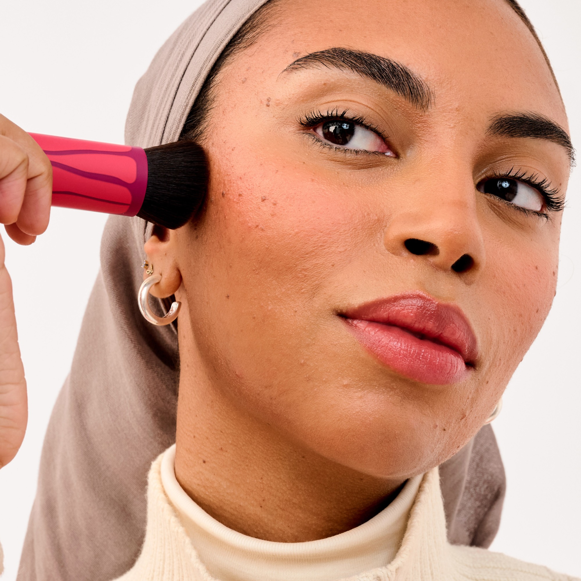 Hoola Wavemaker Bronzing Balm Brush