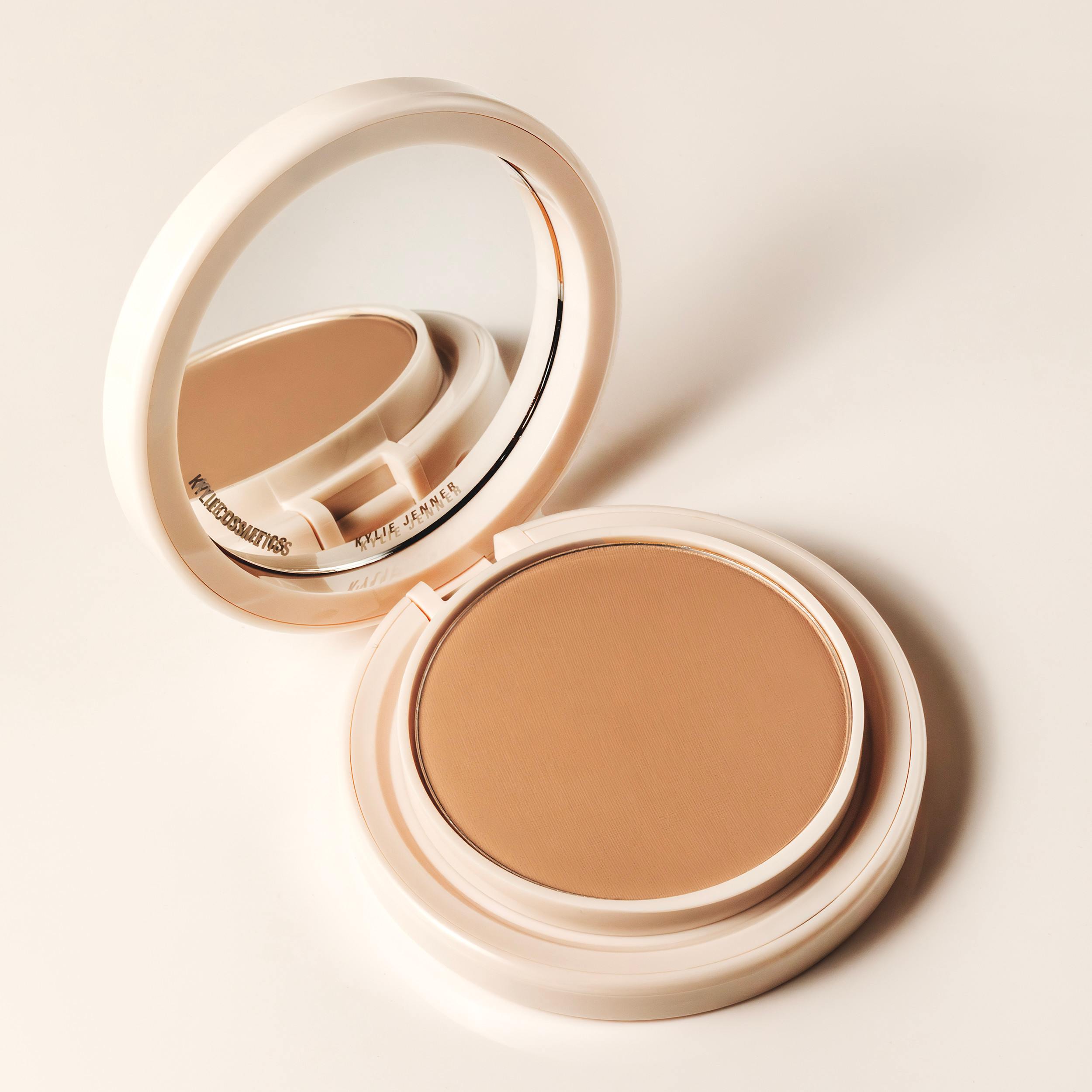 Natural Blur Powder Foundation • 6N