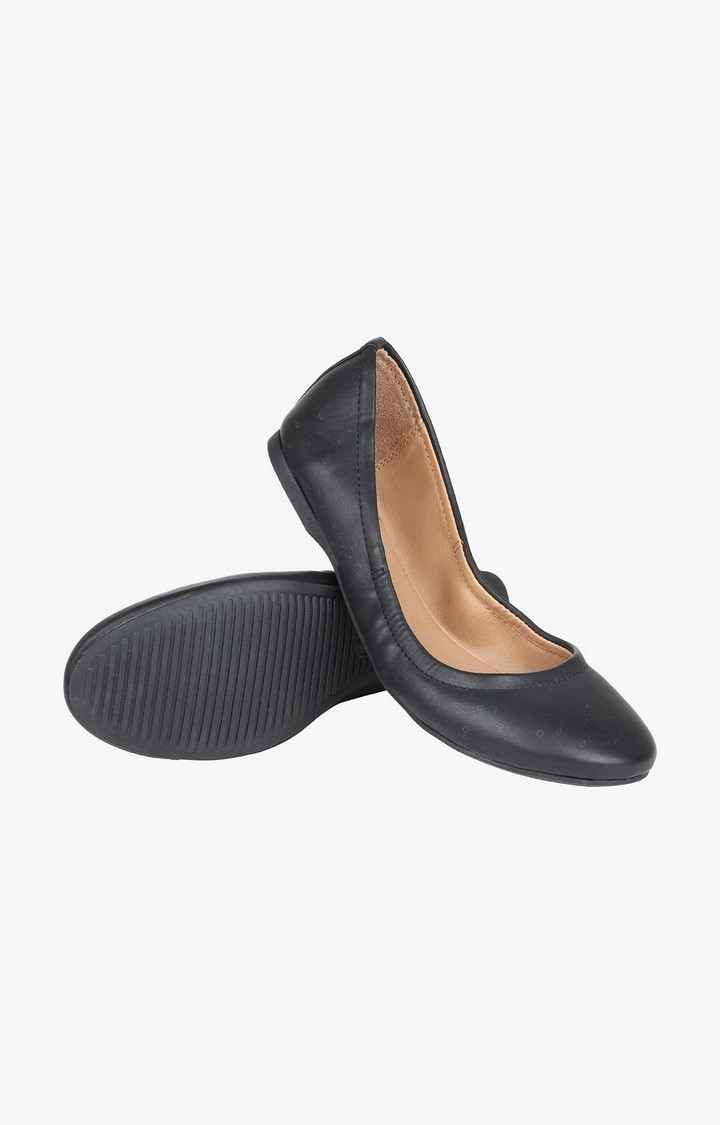 Margy Black Closed Flats & Ballerinas