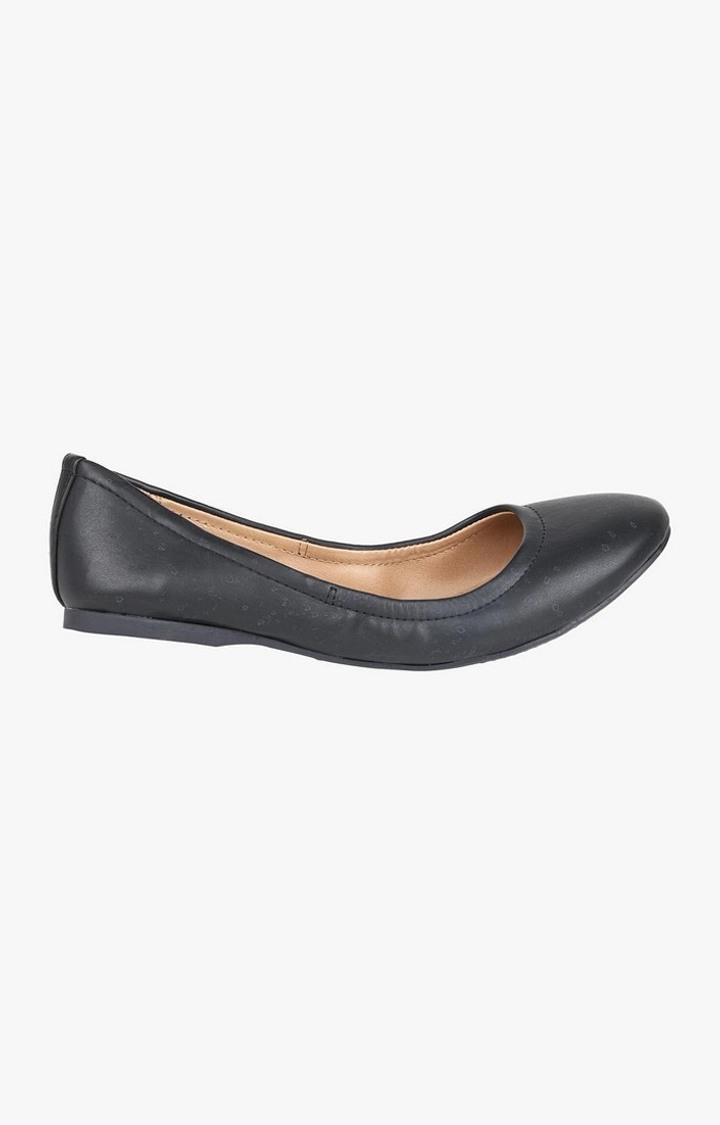 Margy Black Closed Flats & Ballerinas
