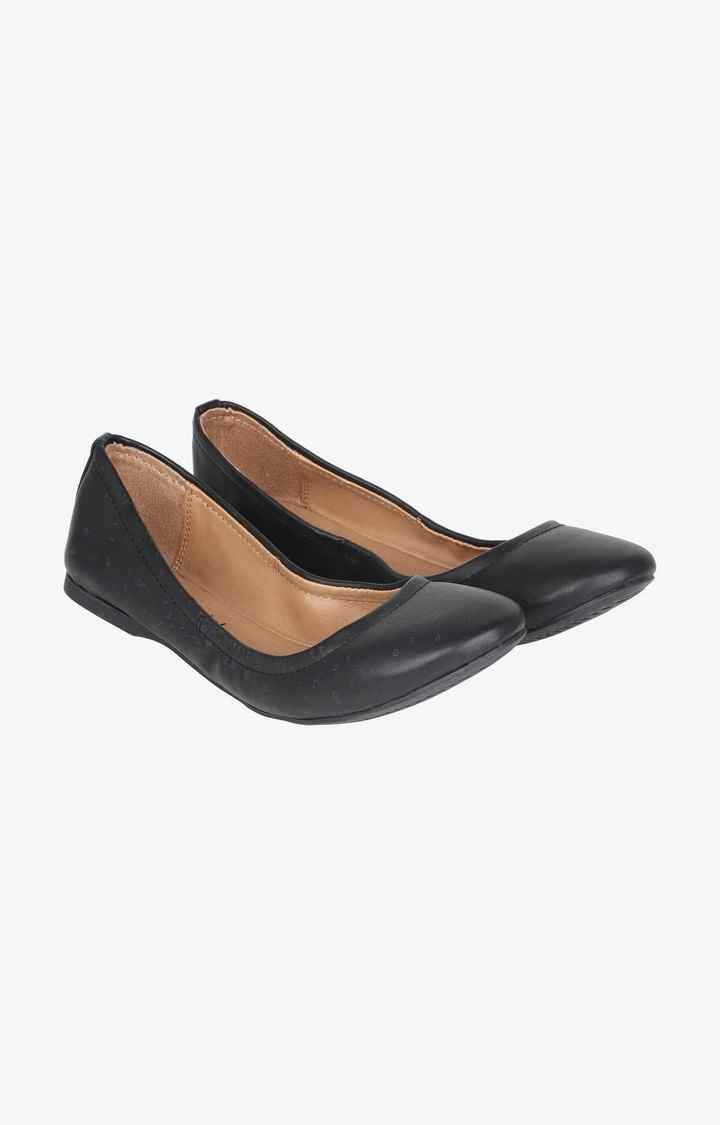 Margy Black Closed Flats & Ballerinas