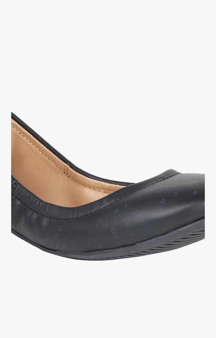 Margy Black Closed Flats & Ballerinas