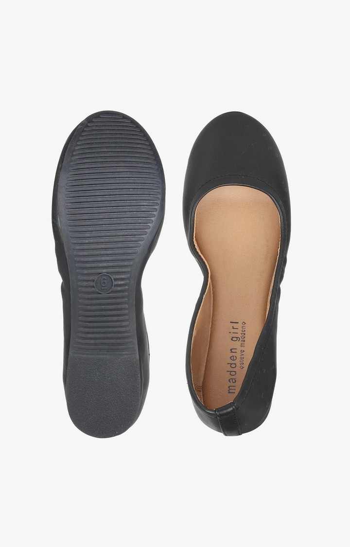 Margy Black Closed Flats & Ballerinas