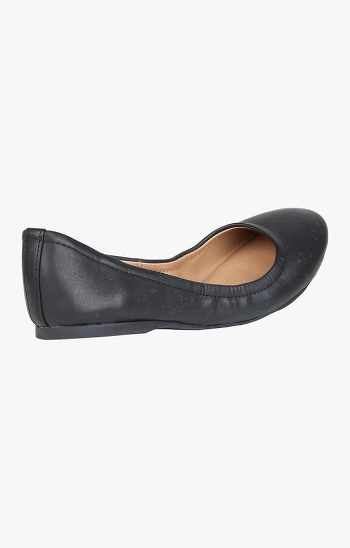 Margy Black Closed Flats & Ballerinas