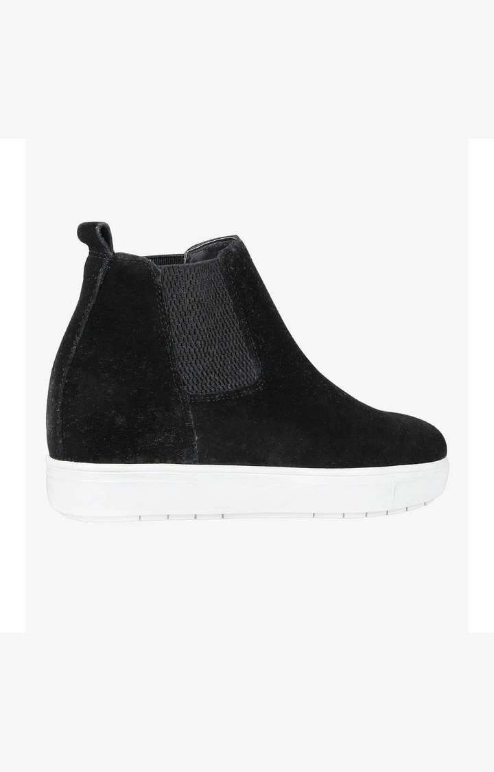 Smashing Black Sneakers