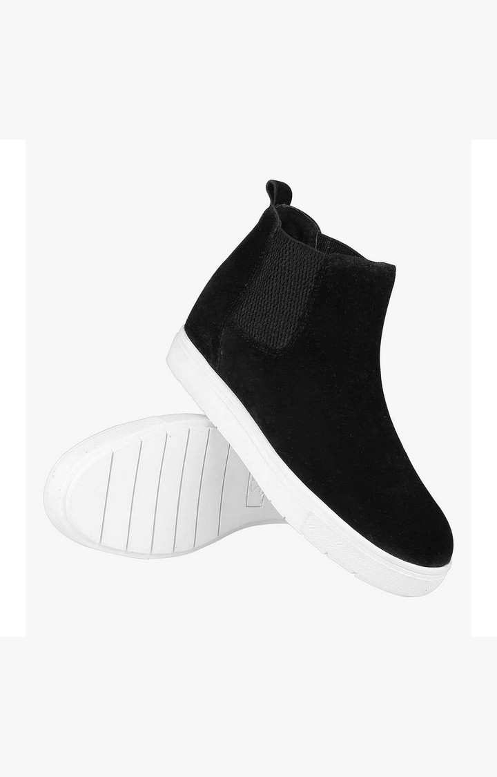 Smashing Black Sneakers