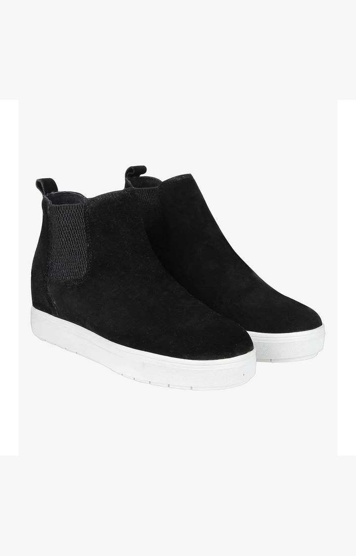 Smashing Black Sneakers