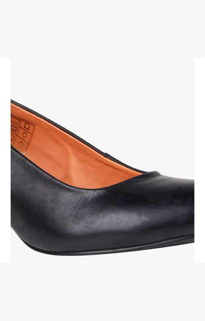 Lucy Black Pumps