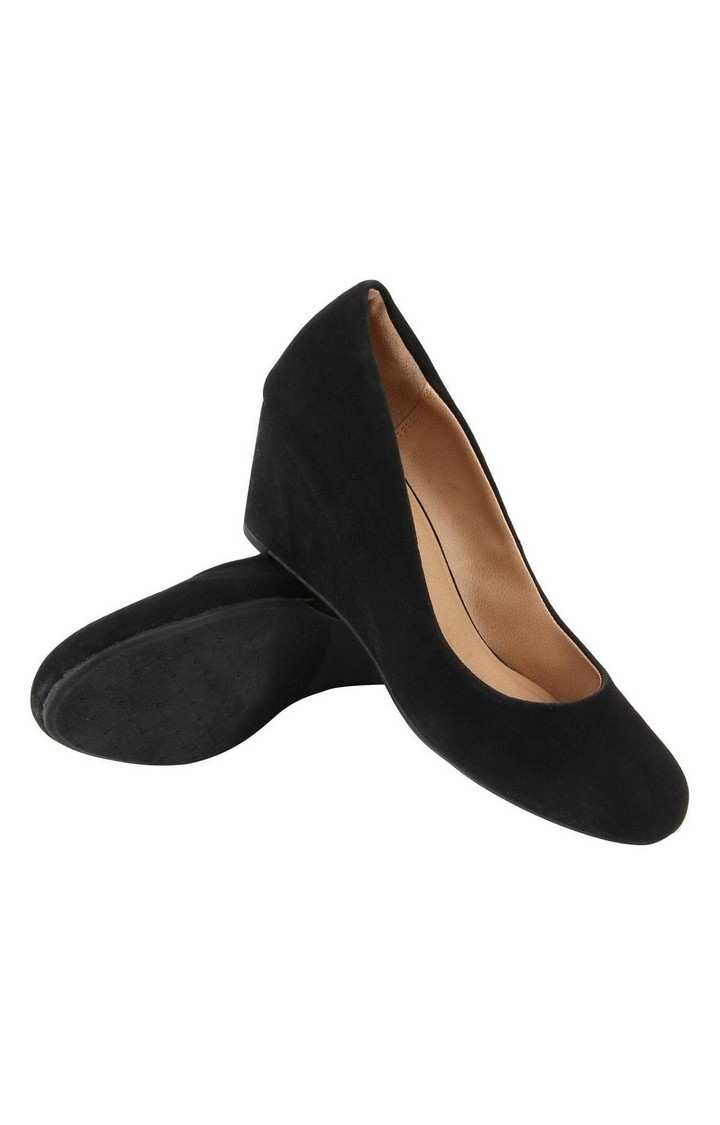 Trip Black Wedges