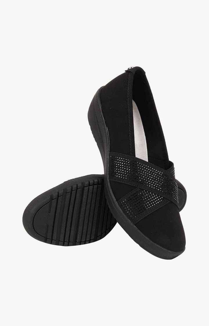 Yadra Black Closed Flats & Ballerinas