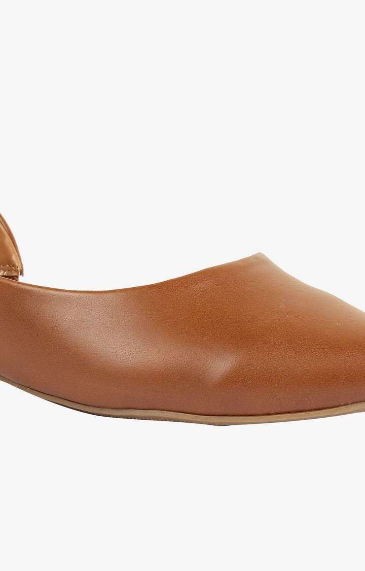 Kalii Brown Closed Flats & Ballerinas
