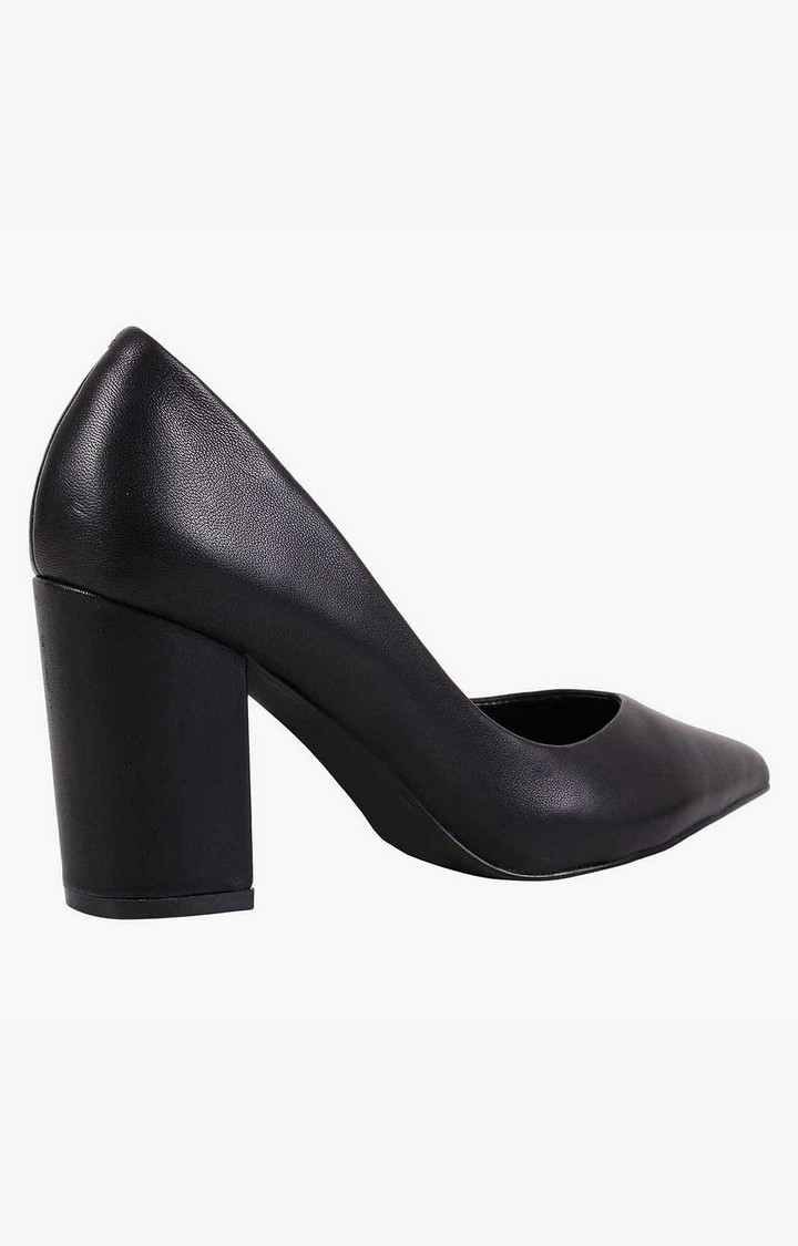 Portrait Black Pumps