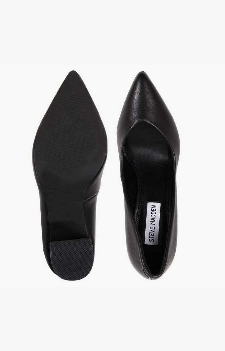 Portrait Black Pumps