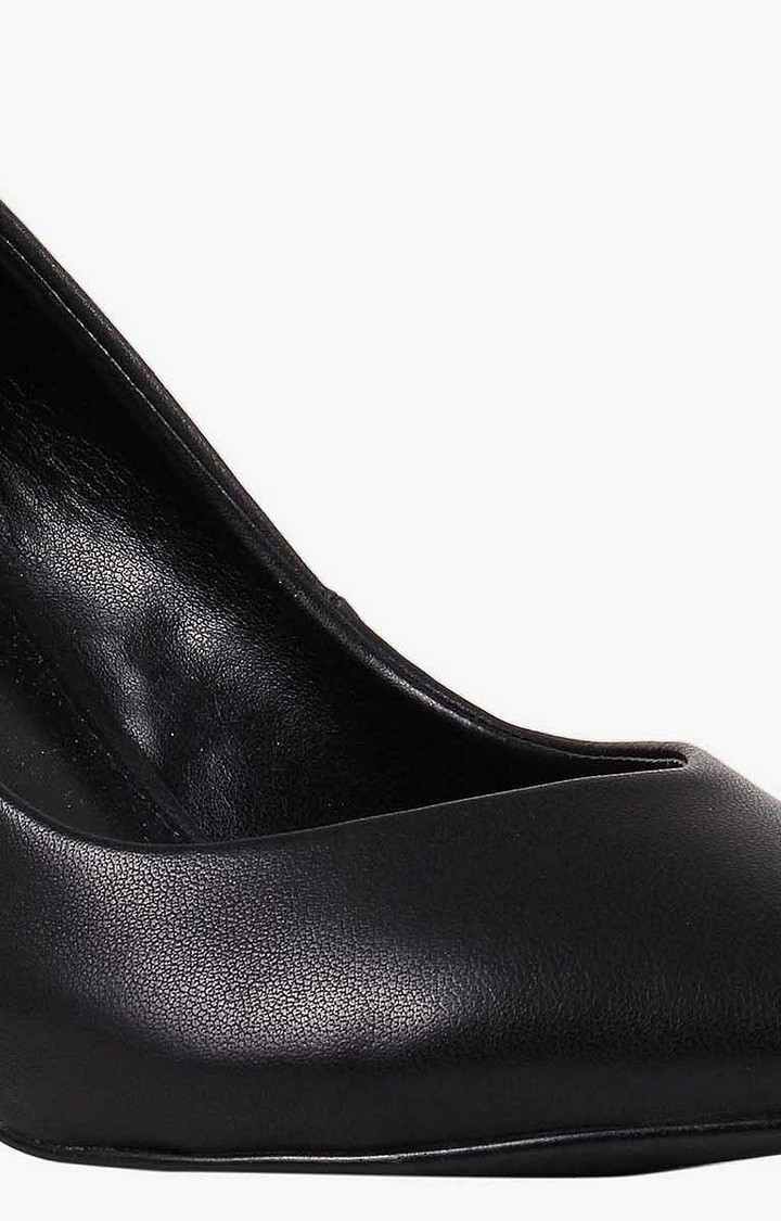 Portrait Black Pumps