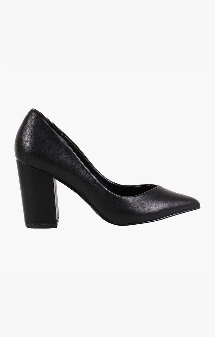 Portrait Black Pumps