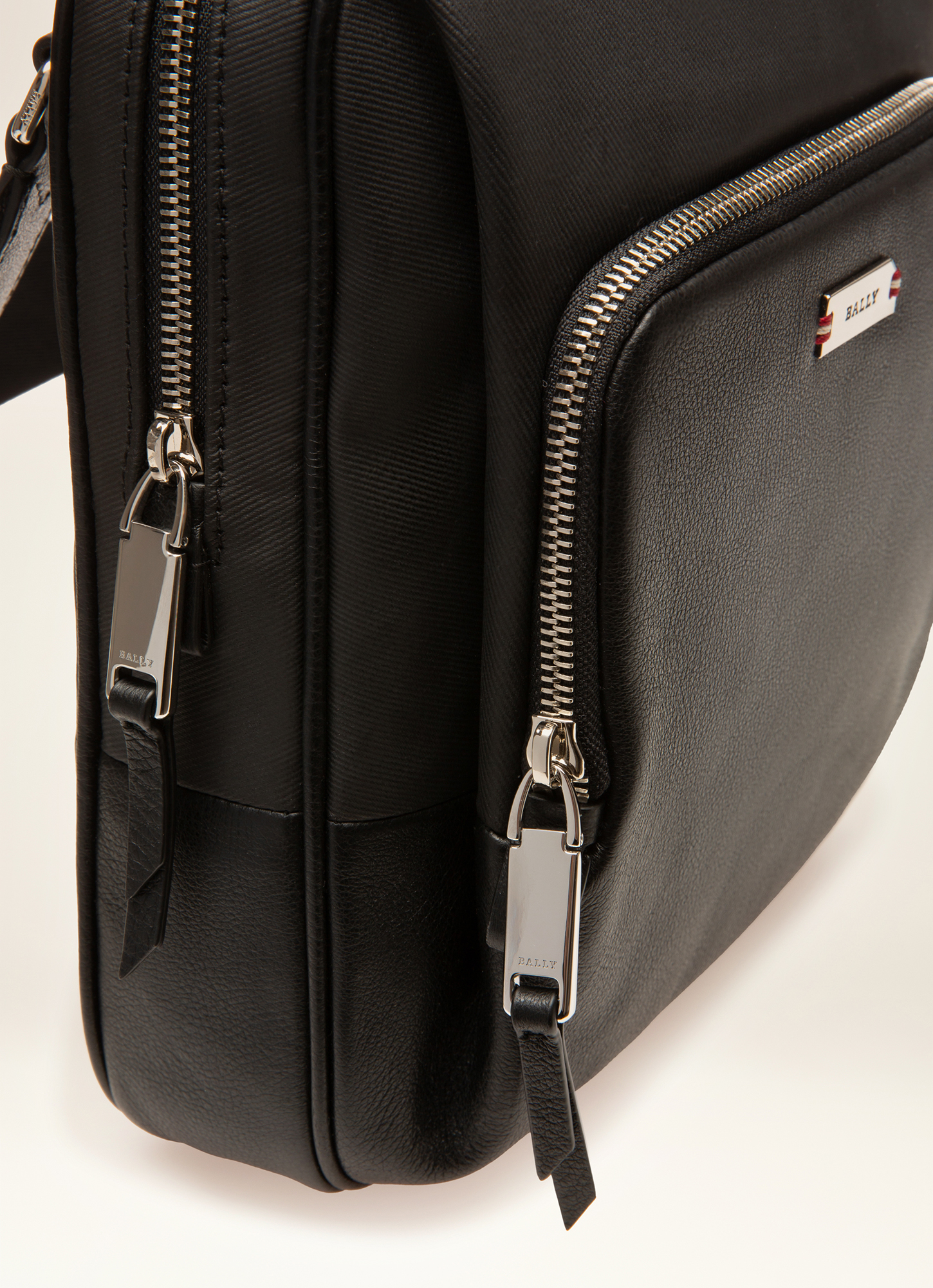 Visso Cross Body Bag