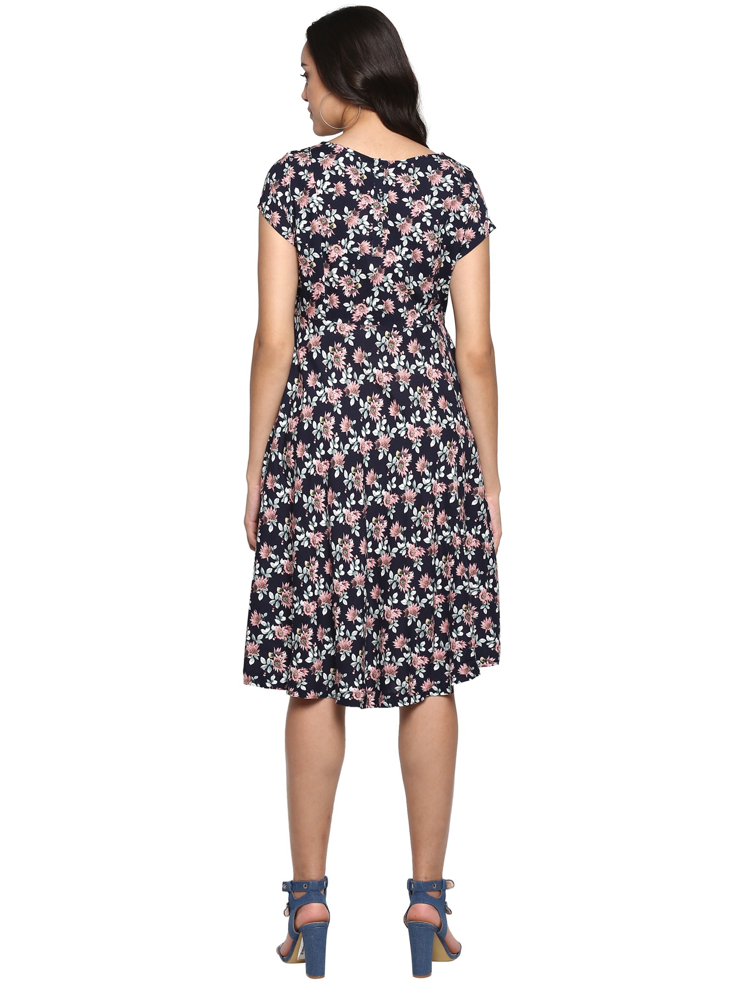 https://cdn.fynd.com/v2/falling-surf-7c8bb8/fyprod/wrkr/products/pictures/item/free/original/000000410258466005/PhByhlAzfP-MCMD4-3.jpg