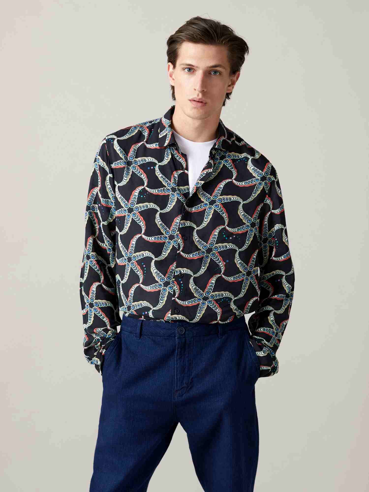 https://cdn.fynd.com/v2/falling-surf-7c8bb8/fyprod/wrkr/products/pictures/item/free/original/000000410287314004/Low93FuwN-410287314_0217_4.jpg