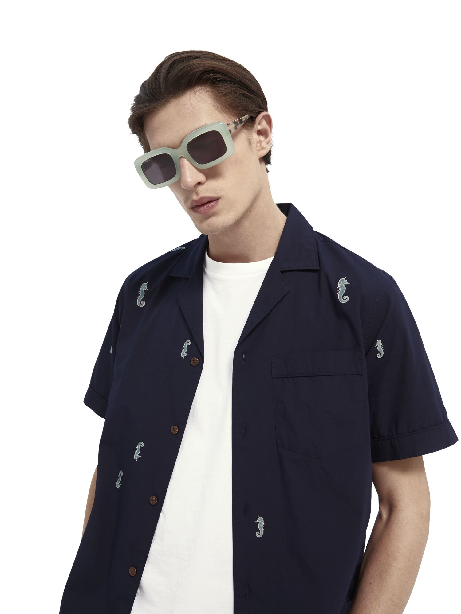 https://cdn.fynd.com/v2/falling-surf-7c8bb8/fyprod/wrkr/products/pictures/item/free/original/000000410287325005/Vnldsa401F-410287325_0217_6.jpg