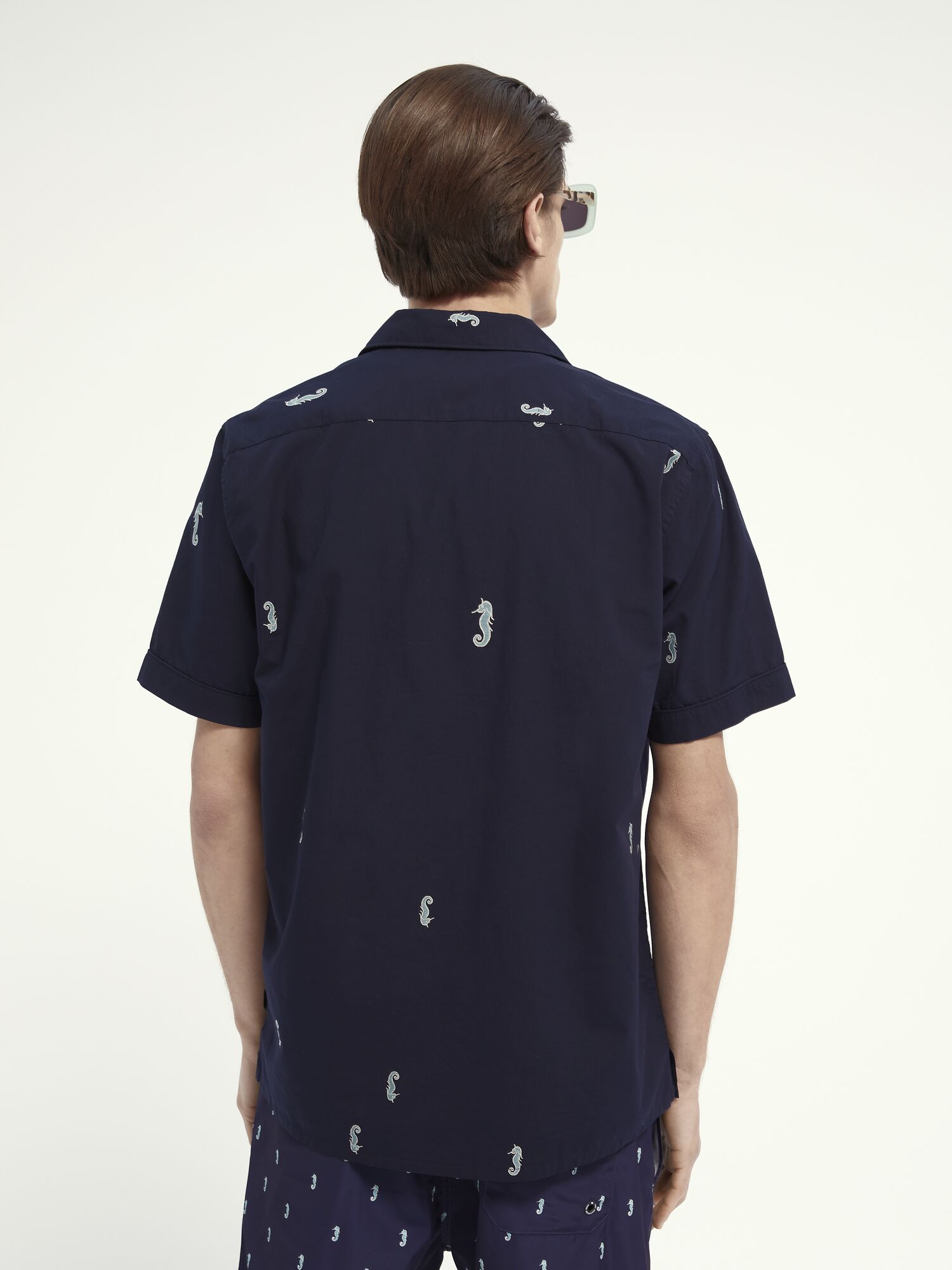 https://cdn.fynd.com/v2/falling-surf-7c8bb8/fyprod/wrkr/products/pictures/item/free/original/000000410287325005/fQU5gwt7G3-410287325_0217_8.jpg