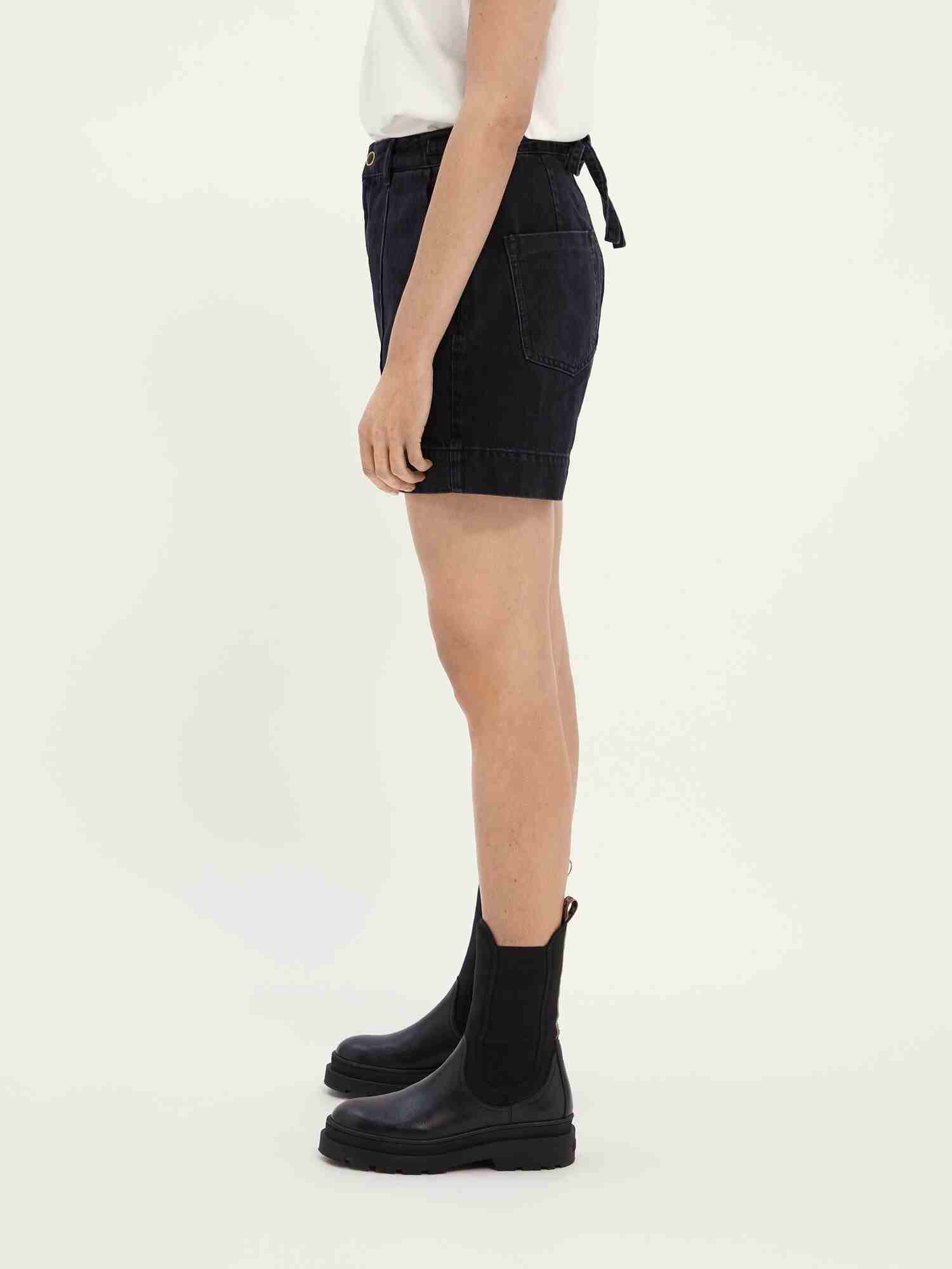 BOYFRIEND SHORTS - BLACK BUTTER