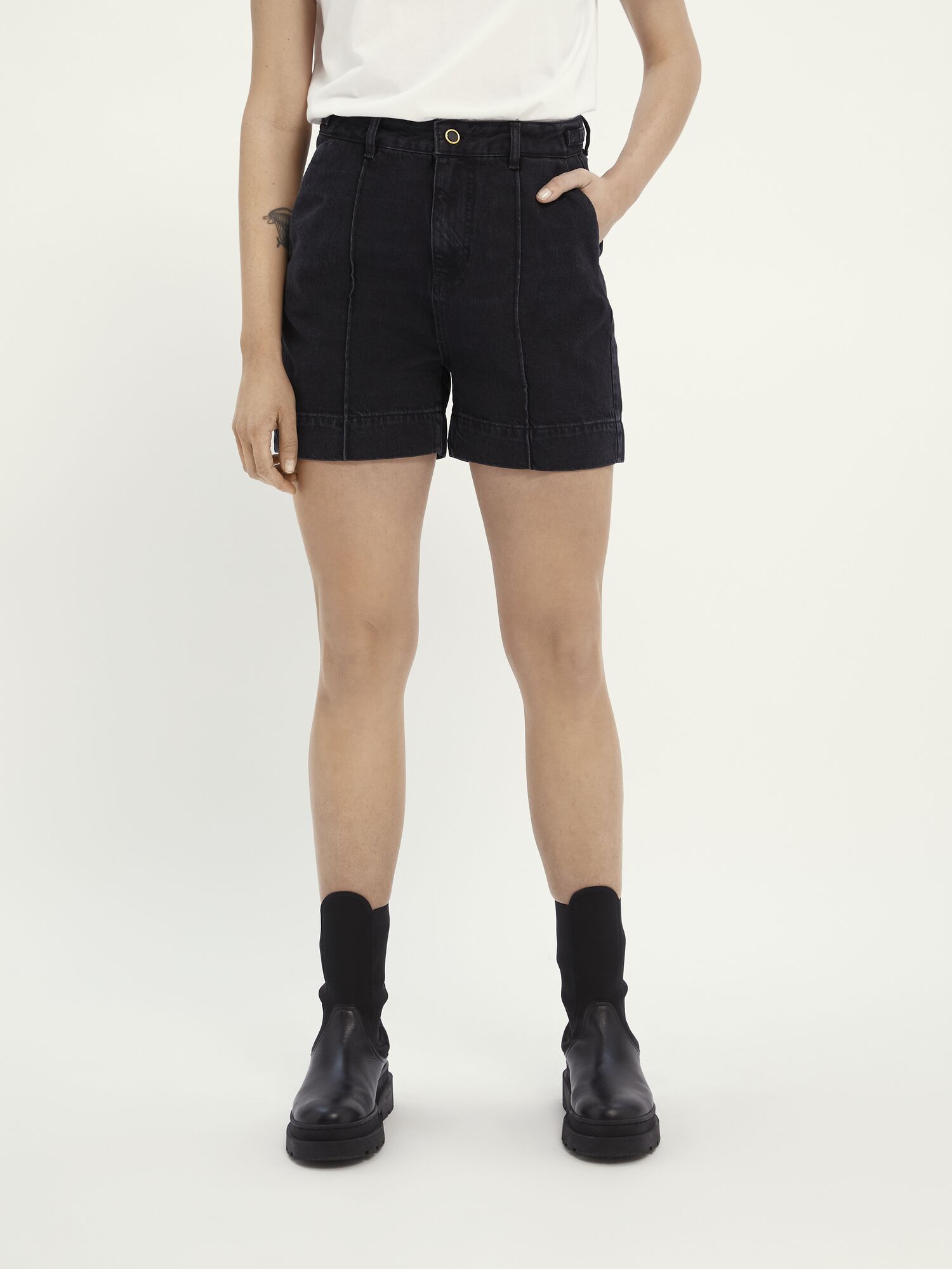 BOYFRIEND SHORTS - BLACK BUTTER