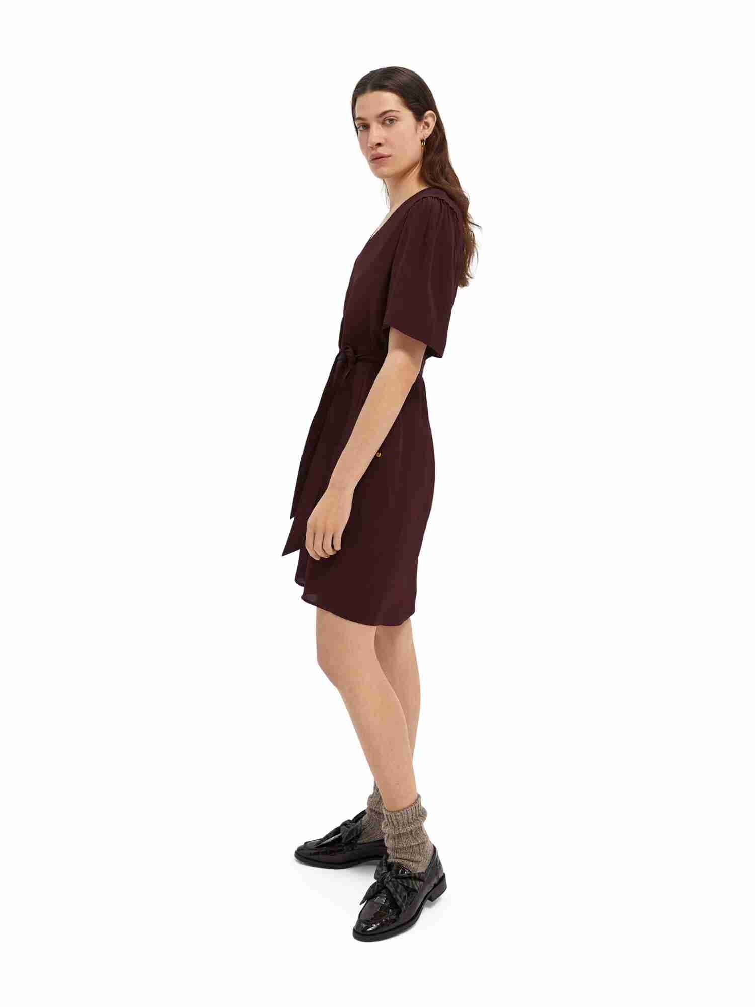 https://cdn.fynd.com/v2/falling-surf-7c8bb8/fyprod/wrkr/products/pictures/item/free/original/000000410292976004/QpSr6nlCvn_-410292976_0640_4.jpg