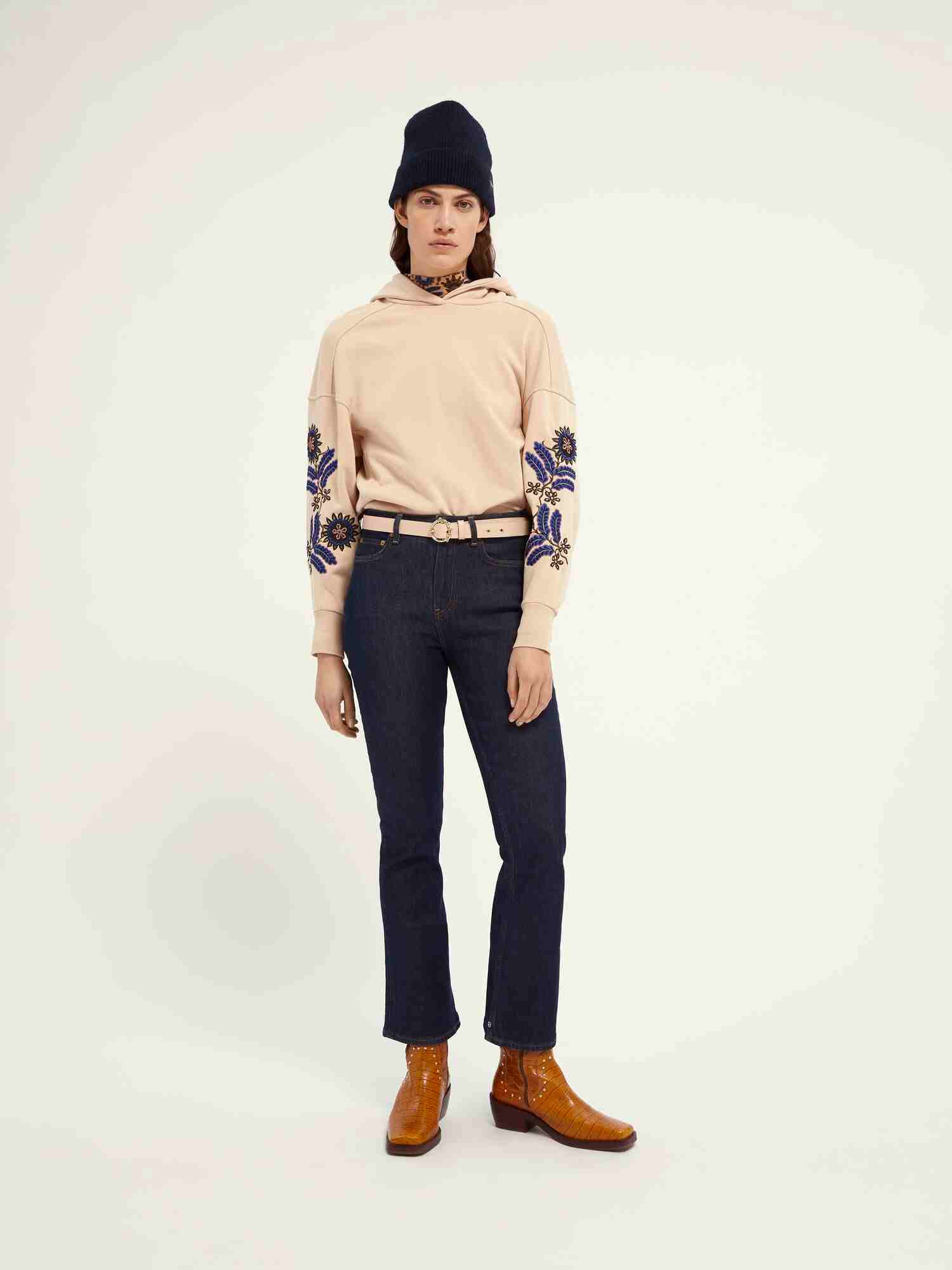 https://cdn.fynd.com/v2/falling-surf-7c8bb8/fyprod/wrkr/products/pictures/item/free/original/000000410293070004/TtzY-Mnrsq-410293070_4491_2.jpg