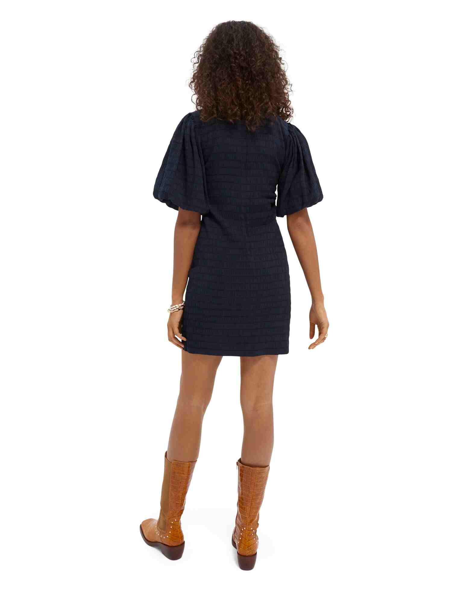https://cdn.fynd.com/v2/falling-surf-7c8bb8/fyprod/wrkr/products/pictures/item/free/original/000000410293152004/2QYWa92MPAx-410293152_0002_5.jpg