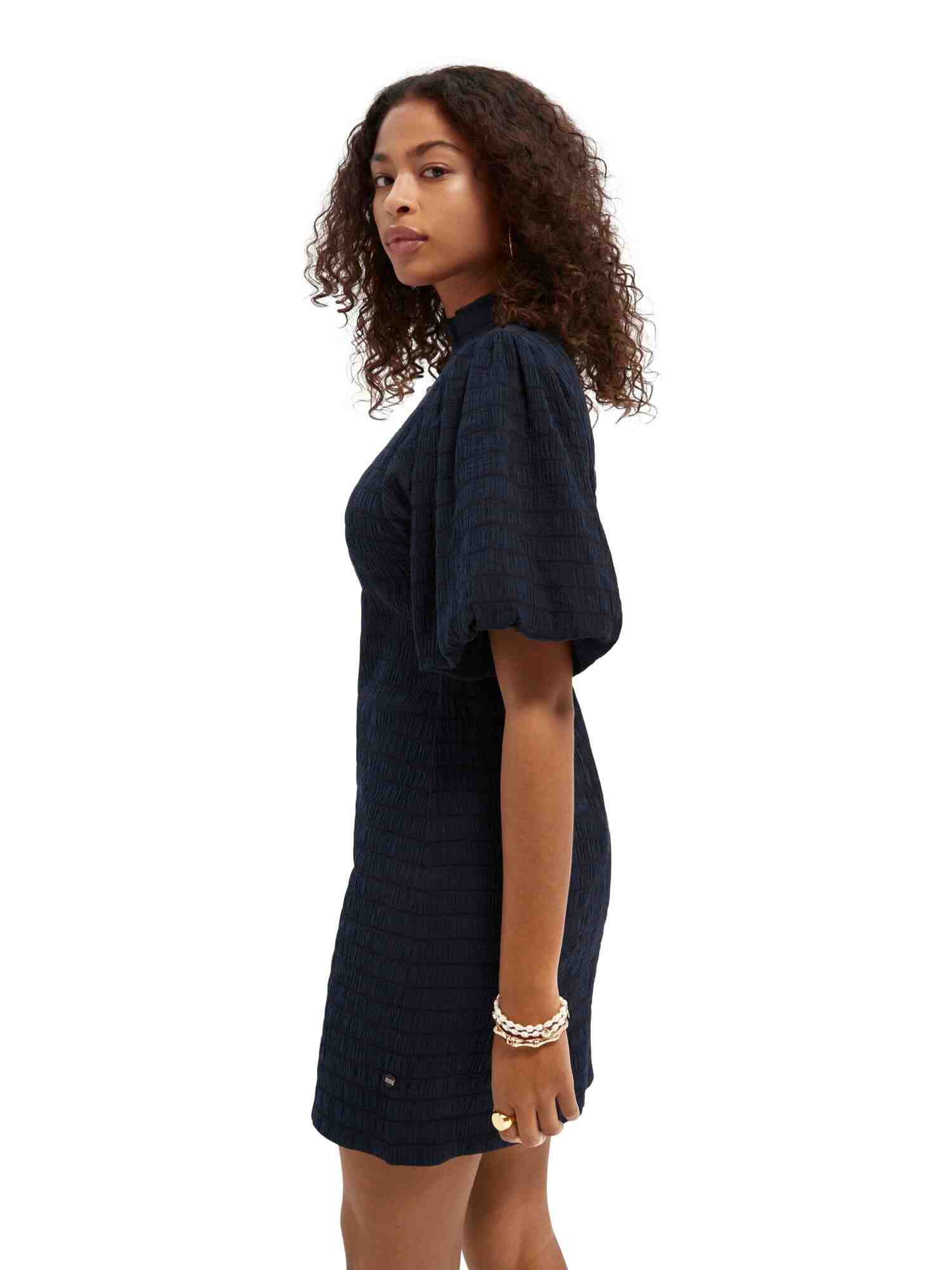 https://cdn.fynd.com/v2/falling-surf-7c8bb8/fyprod/wrkr/products/pictures/item/free/original/000000410293152004/VJs0gqGItST-410293152_0002_6.jpg