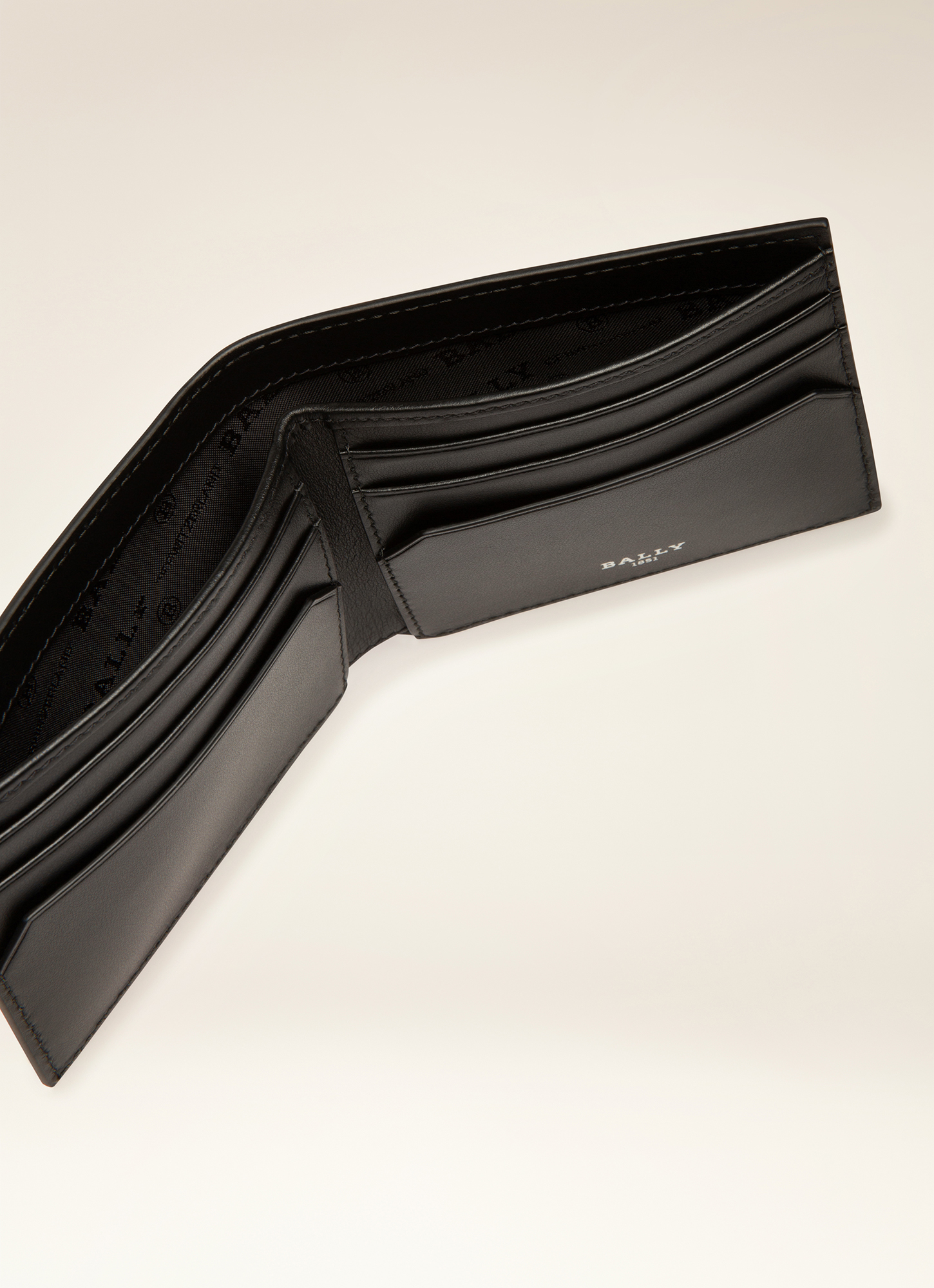 Bevye.My Black Leather Wallet