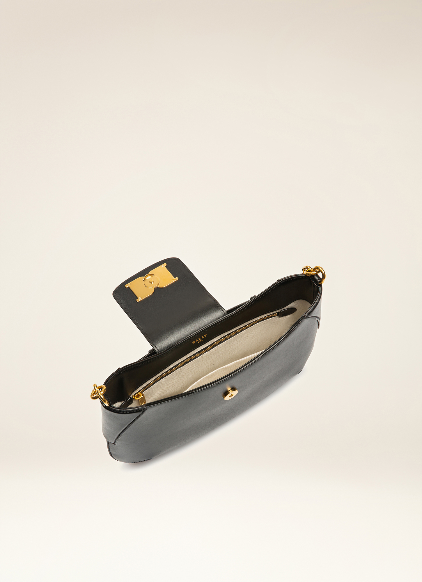 Breanne Leather Shoulder Bag In Black