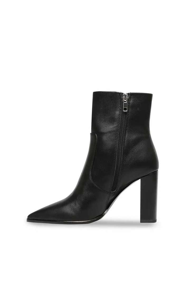 Negotiate Black Boots