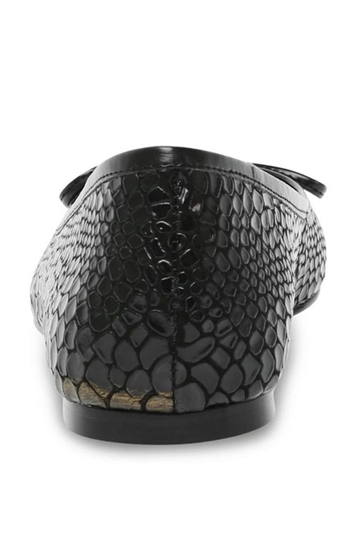 Queenly Black Closed Flats & Ballerinas