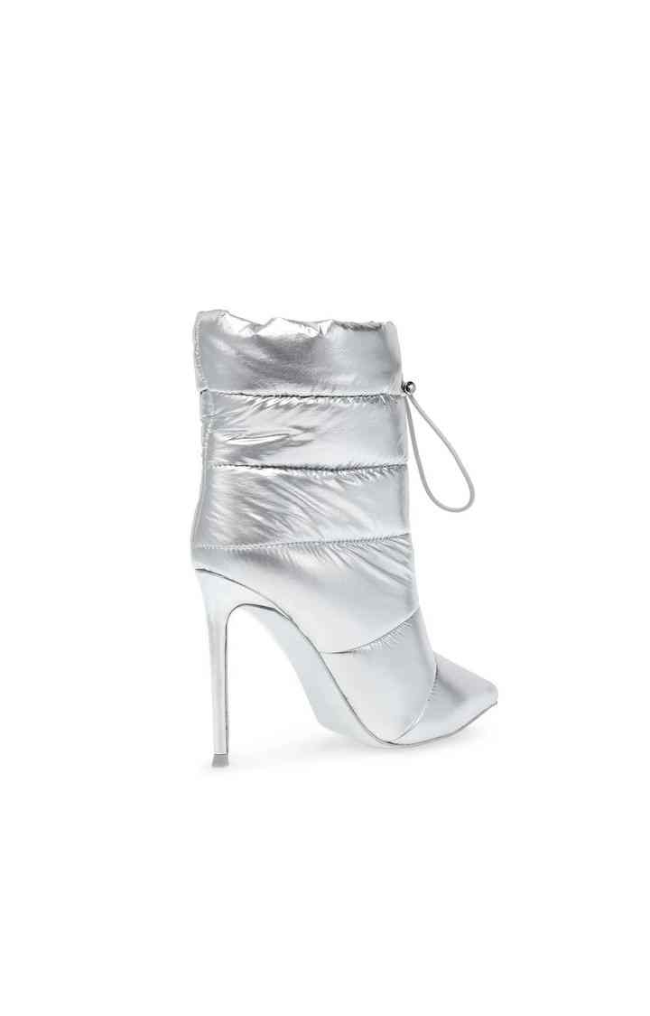 Cloak Silver Boots
