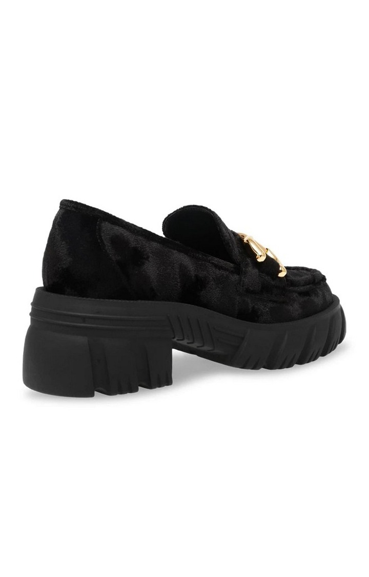 On-Set Black Closed Flats & Ballerinas