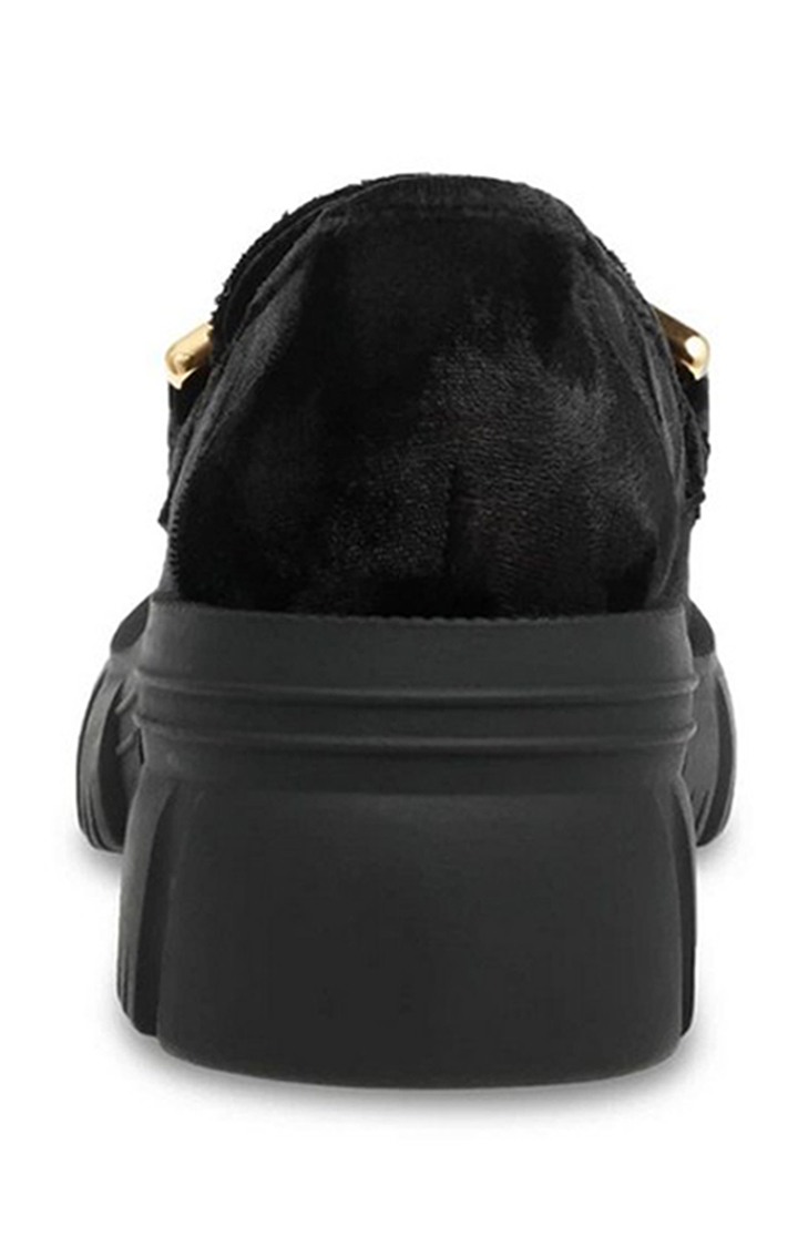On-Set Black Closed Flats & Ballerinas