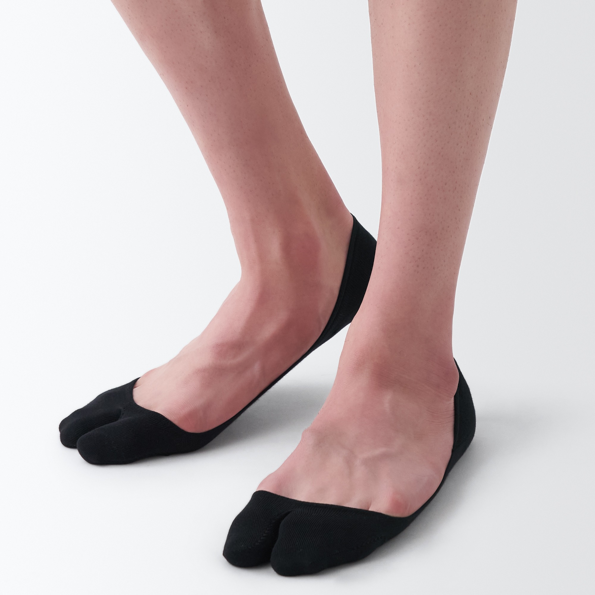 Thin Tabi-style No-show socks with Heel Grip