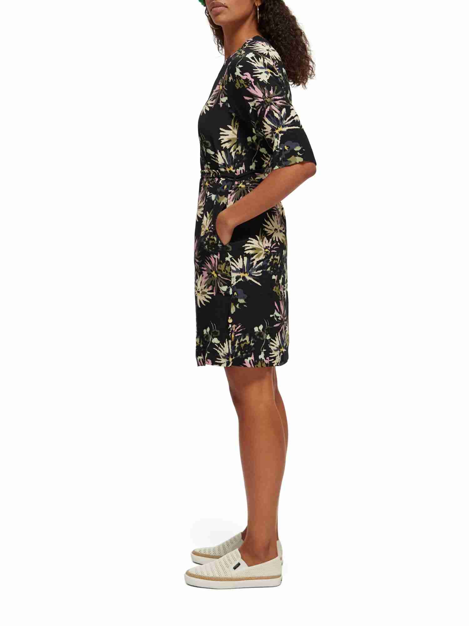 https://cdn.fynd.com/v2/falling-surf-7c8bb8/fyprod/wrkr/products/pictures/item/free/original/000000410373429001/zJeVQoCGlmw-000000410373429001_7.jpg