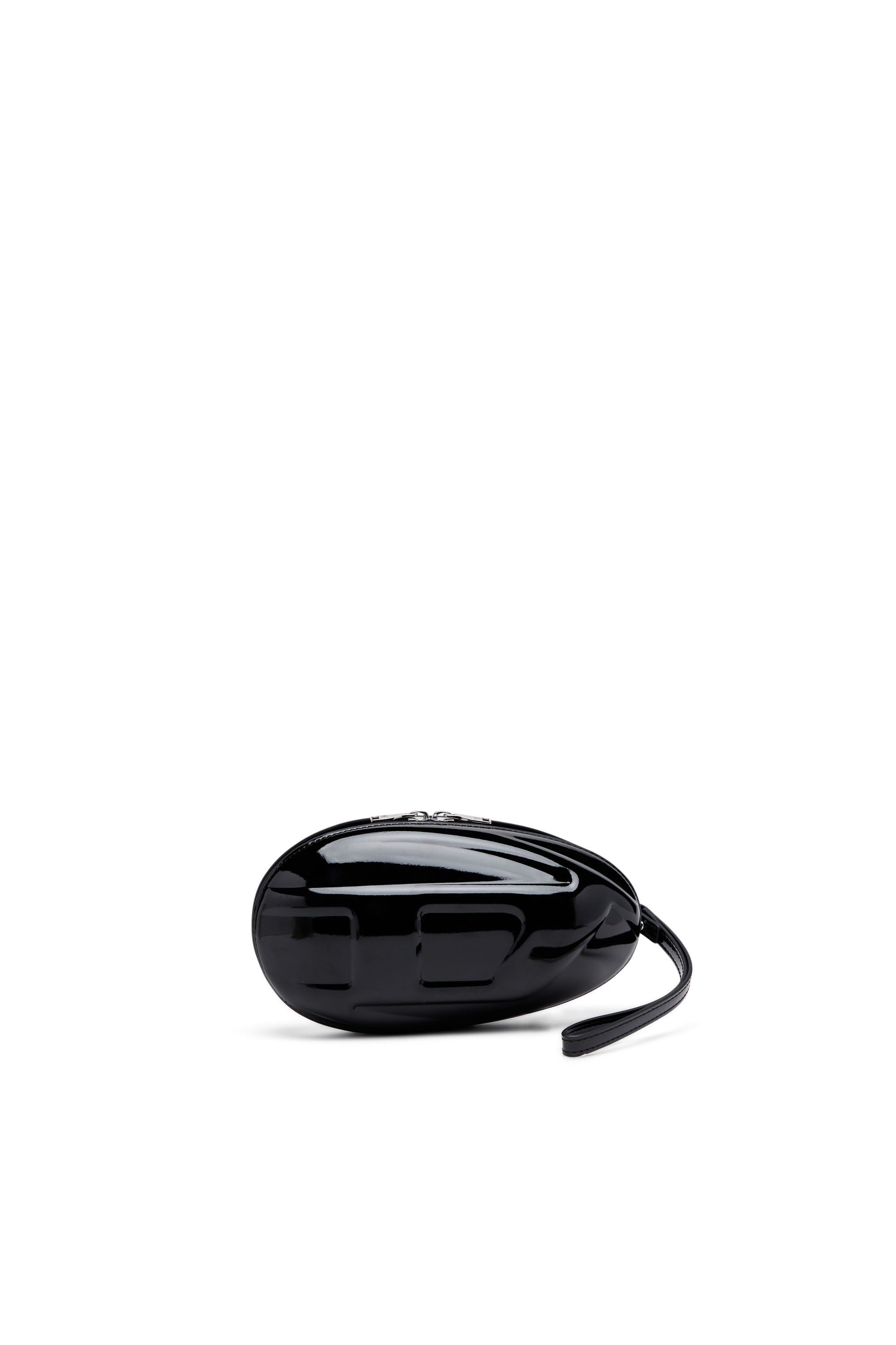 Black 1-DR Fold-Structured oval clutch in glossy PU